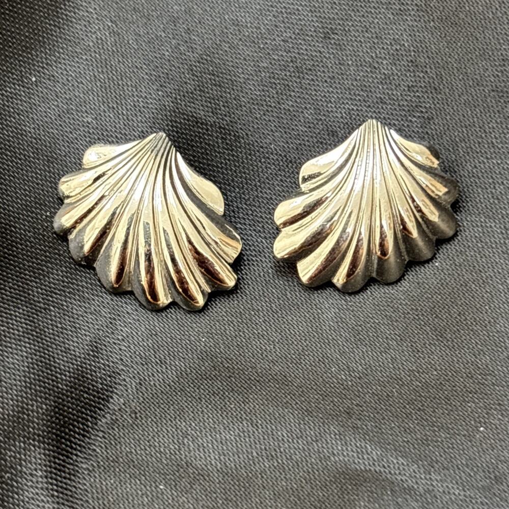 Monet Vintage Silver Tone Seashell Stud Earrings Nautical Scallop Shell Coastal